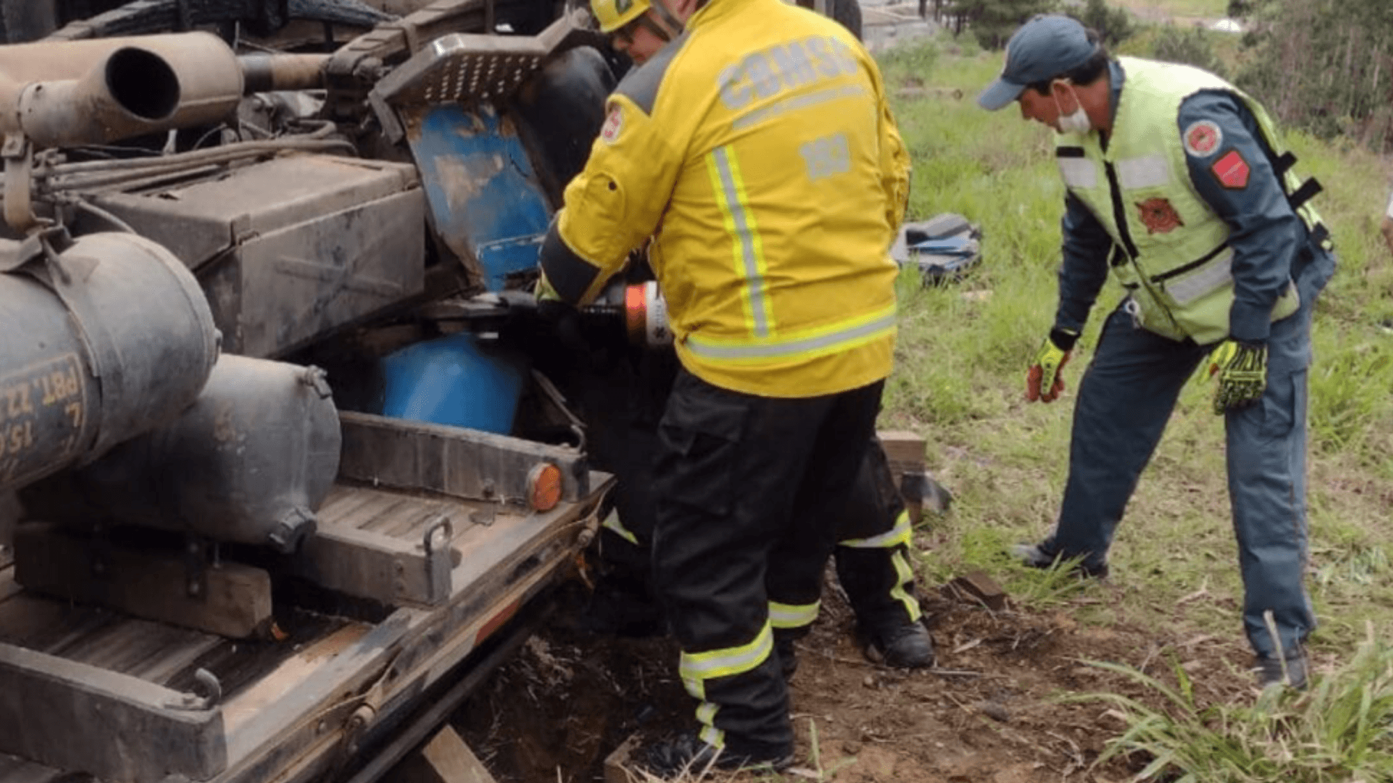 Caminhoneiro morre esmagado após caminhão carregado de madeira tombar na BR-282