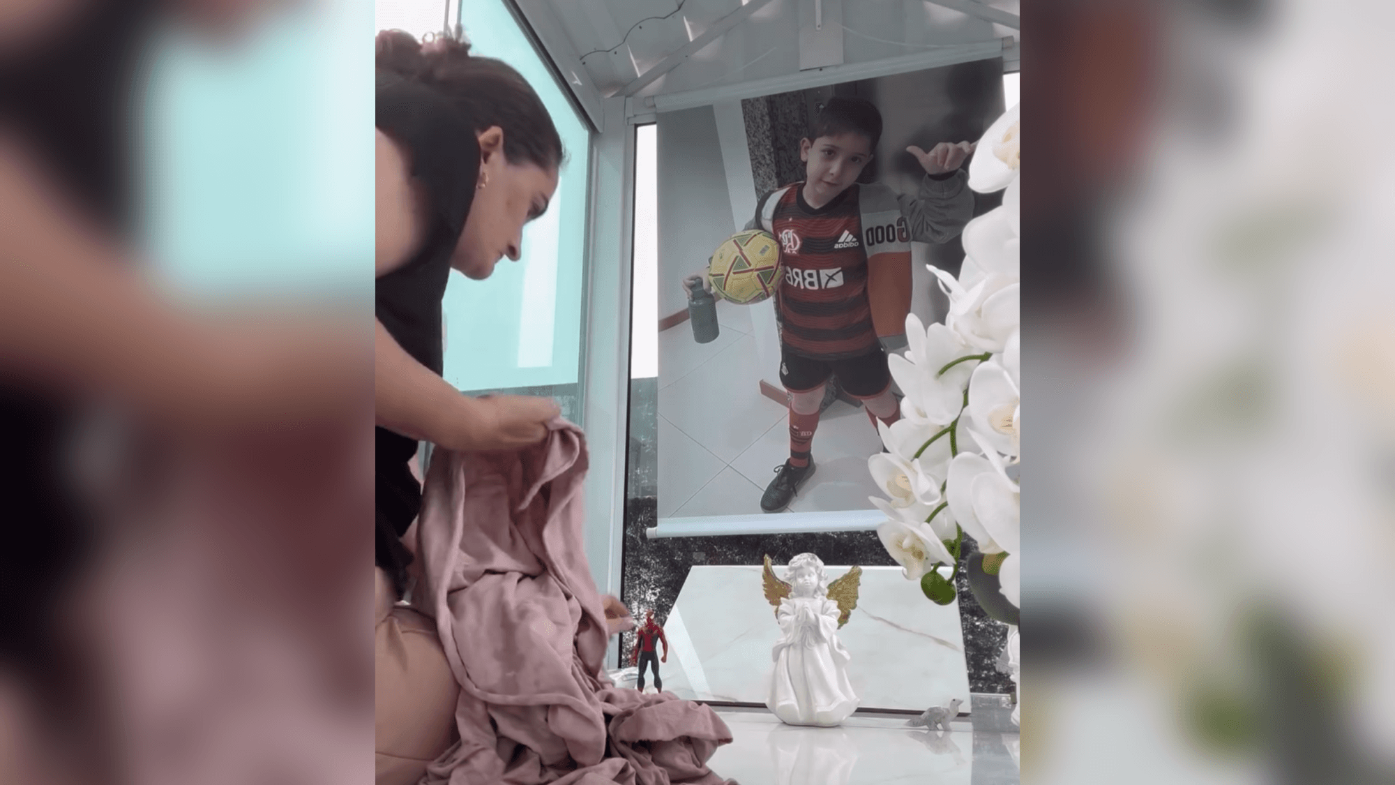 Mãe de menino deixa mensagem comovente ao limpar o túmulo do filho em SC