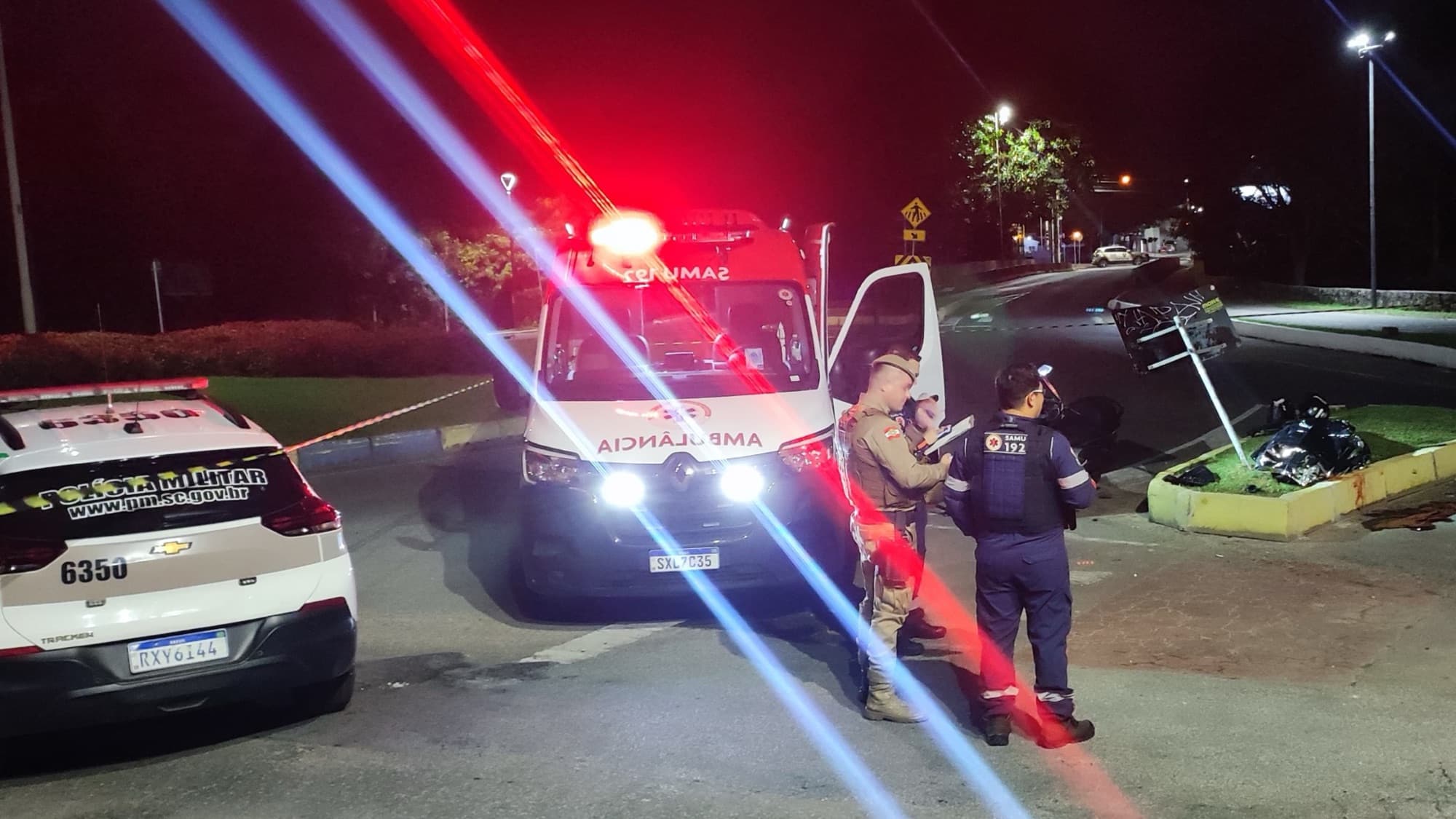 VÍDEO: Casal morre após moto atingir canteiro e placas de trânsito em Itajaí