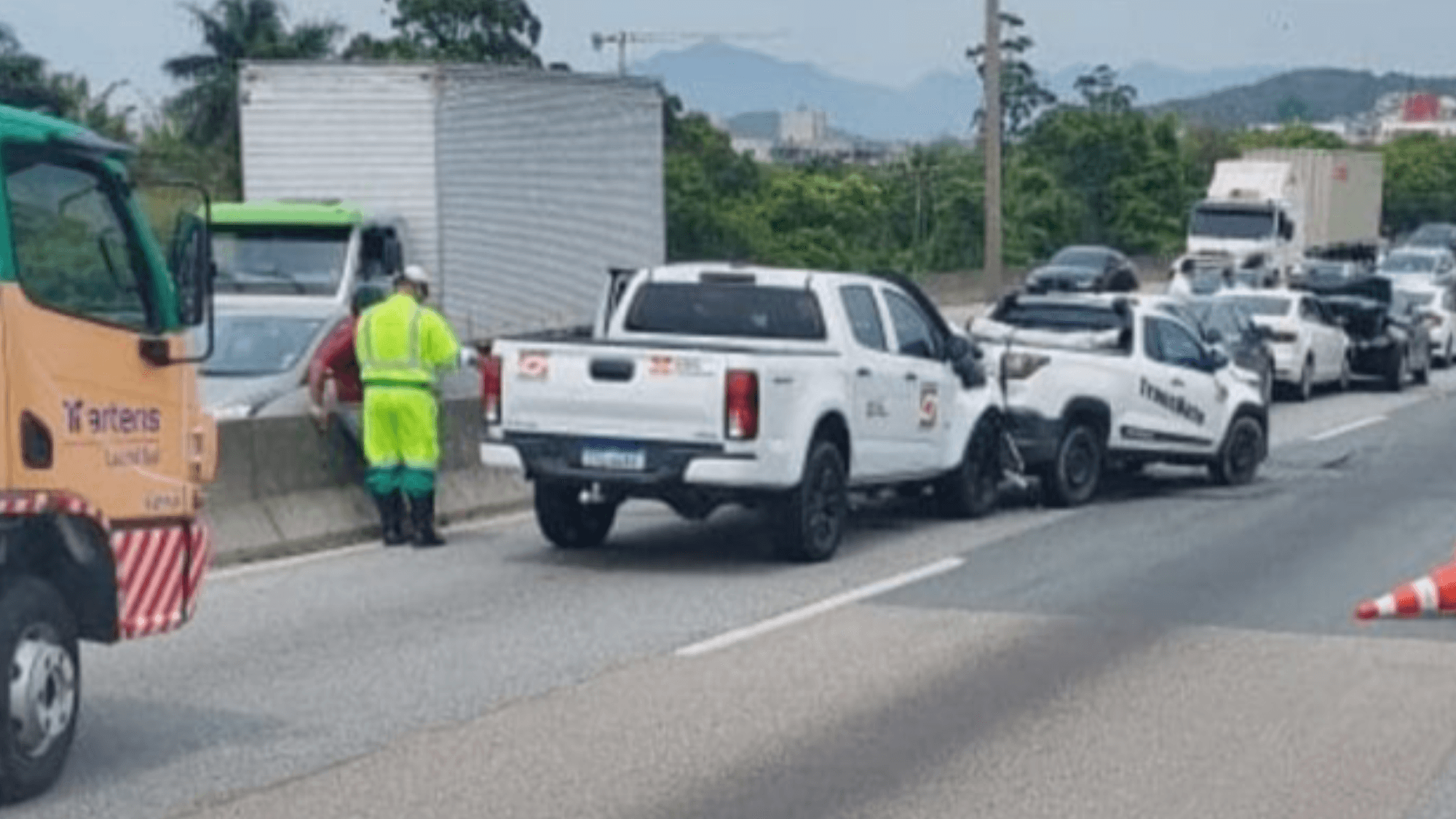 Engavetamento entre dez veículos trava trânsito na BR-101 em Florianópolis