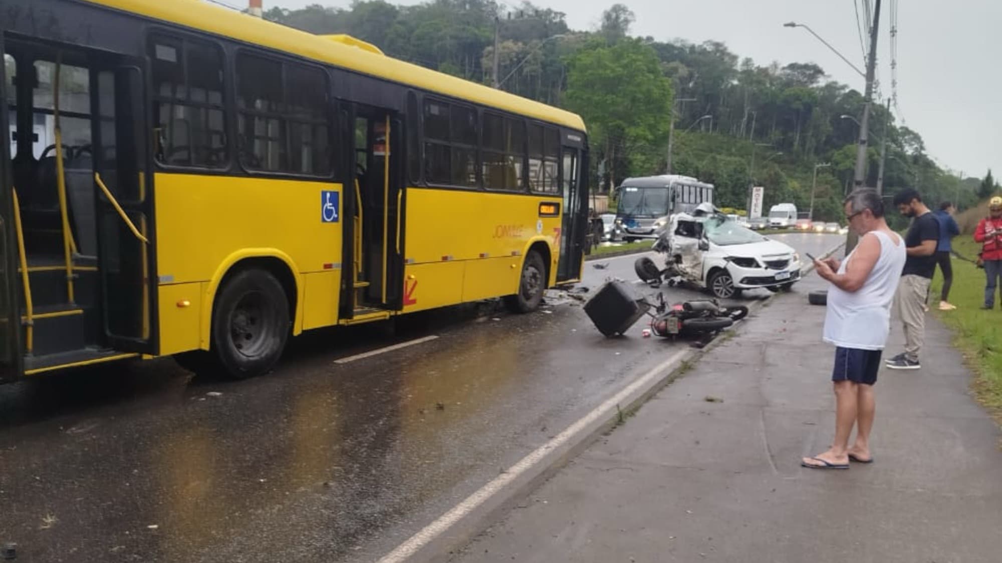 Acidente entre ônibus e carro deixa uma pessoa morta em Joinville