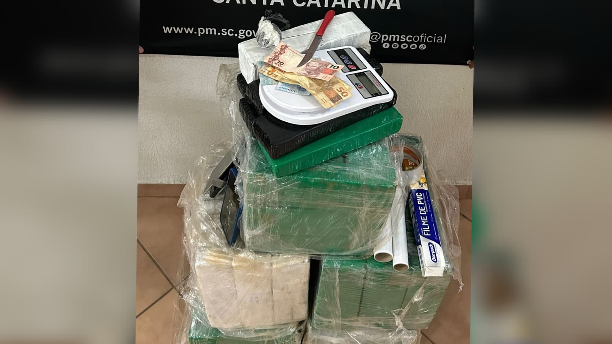 Quase 100 quilos de maconha são apreendidos e dois homens acabam presos em SC