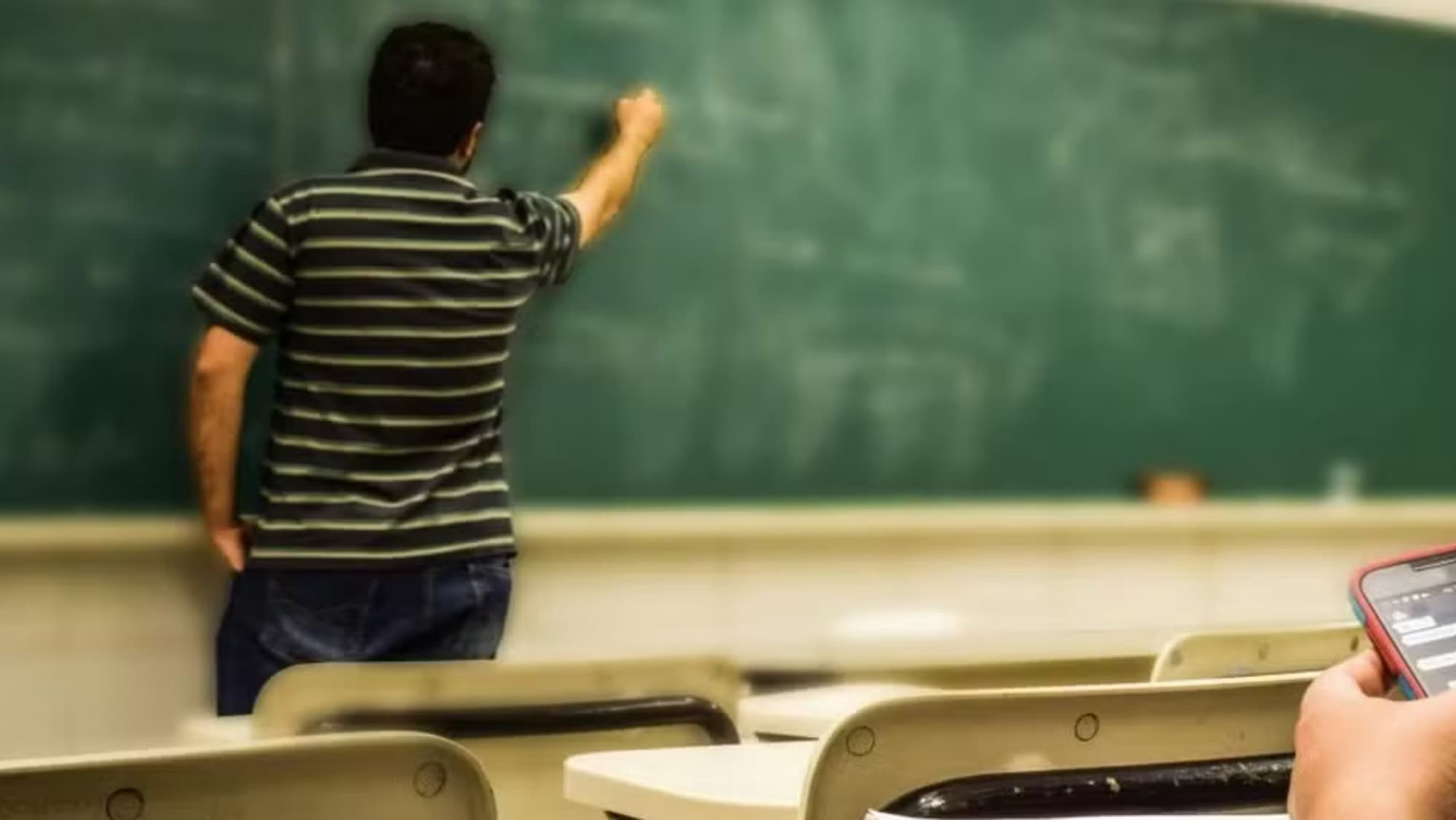 Itajaí lança processo seletivo para professores temporários com salários de até R$ 6,3 mil
