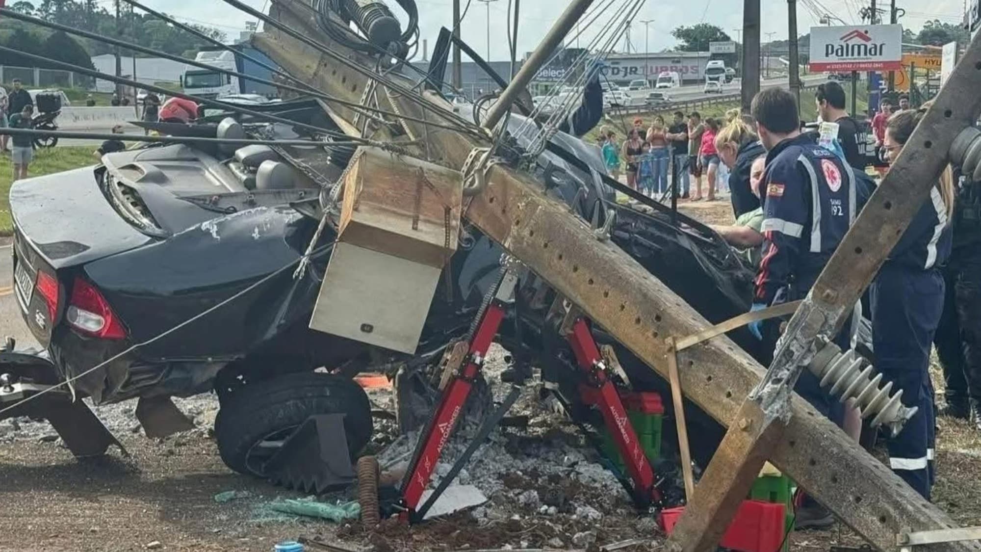 Motorista fica preso às ferragens após capotar carro e bater em poste na BR-480