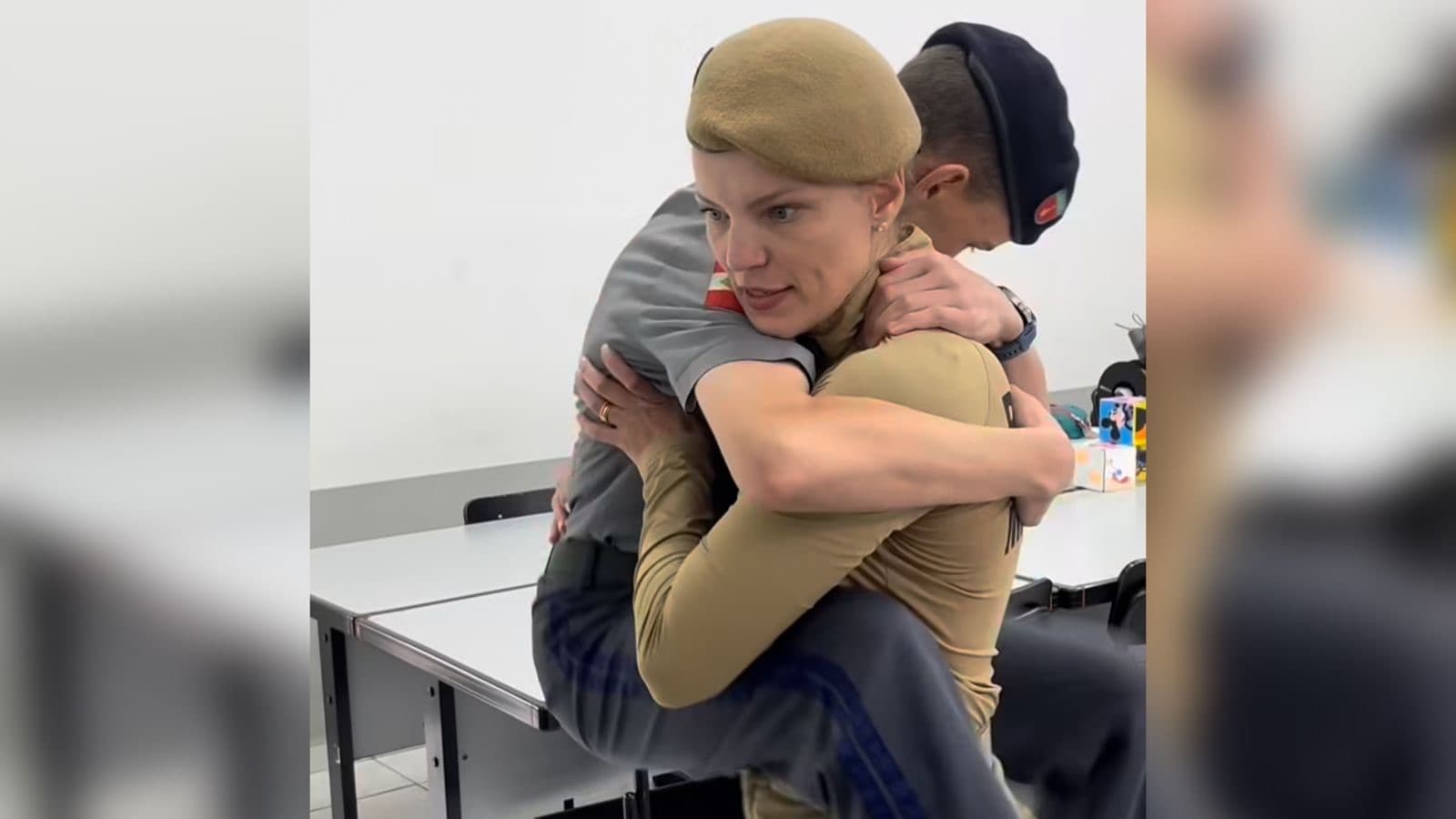 Aluno sobe no colo da professora em colégio militar de SC e vídeo viraliza