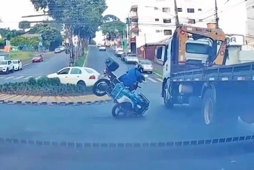 “Nasceu de novo”: motociclista freia e escapa por pouco de grave acidente em Chapecó