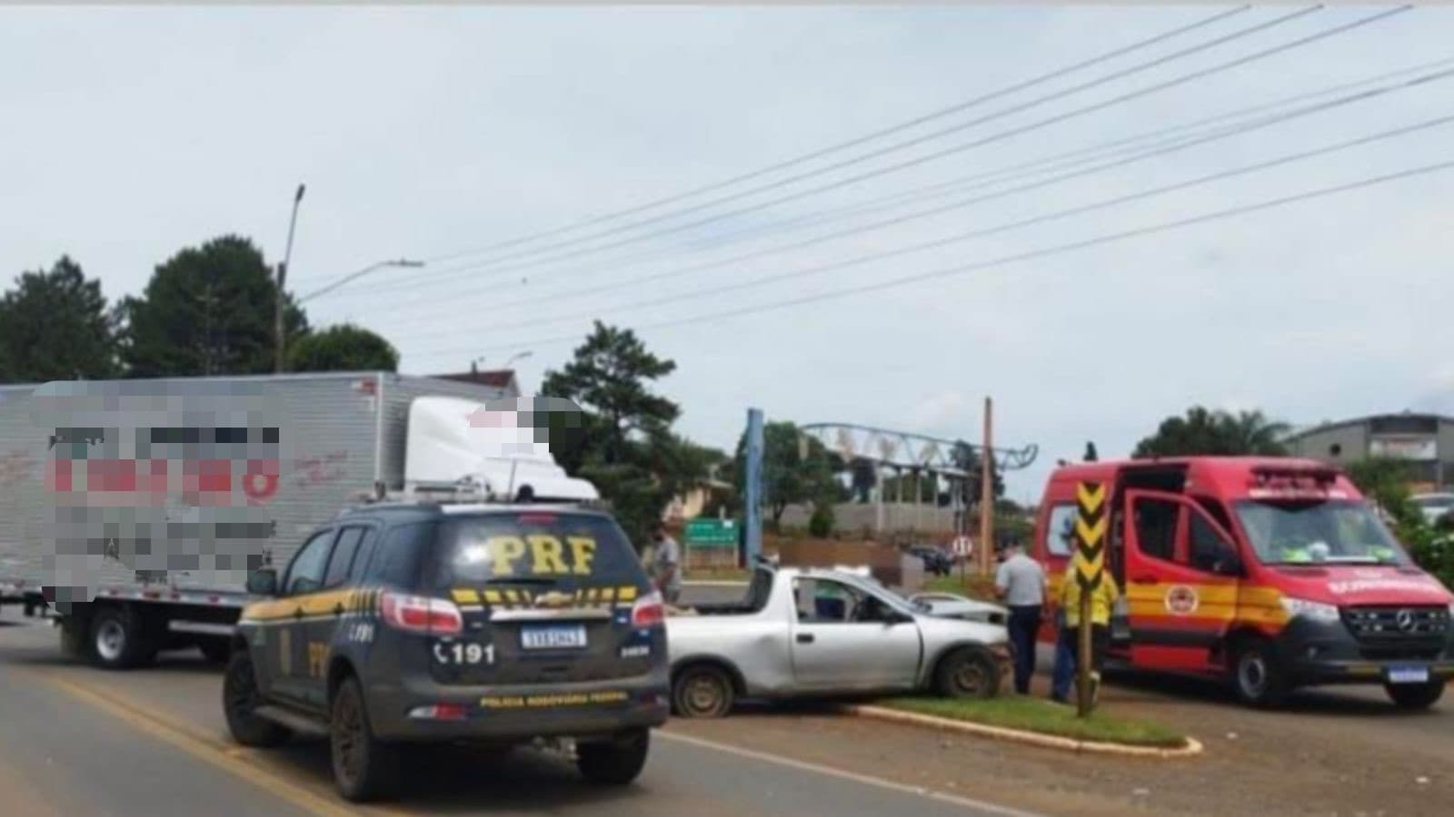 Idoso de 100 anos morre após colisão entre caminhonete e caminhão na BR-470