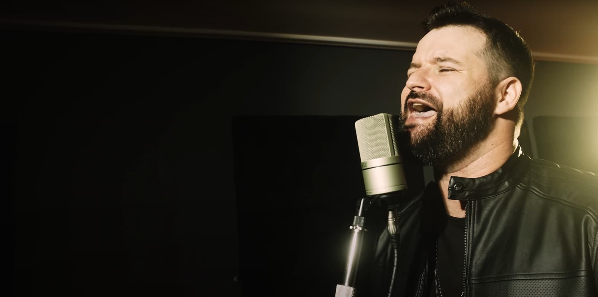 Cantor de Tijucas lança novo EP com 3 músicas