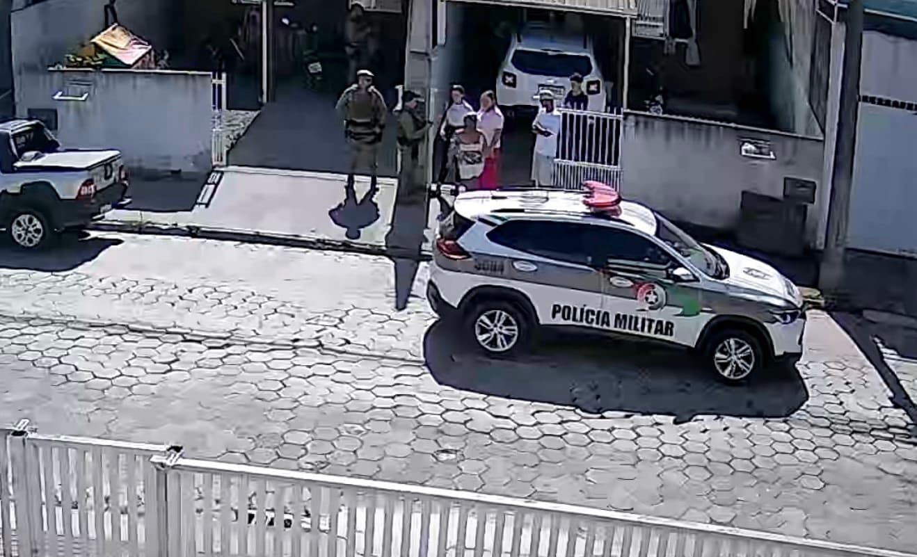 URGENTE: Filhos encontram os pais mortos dentro de casa em Itajaí