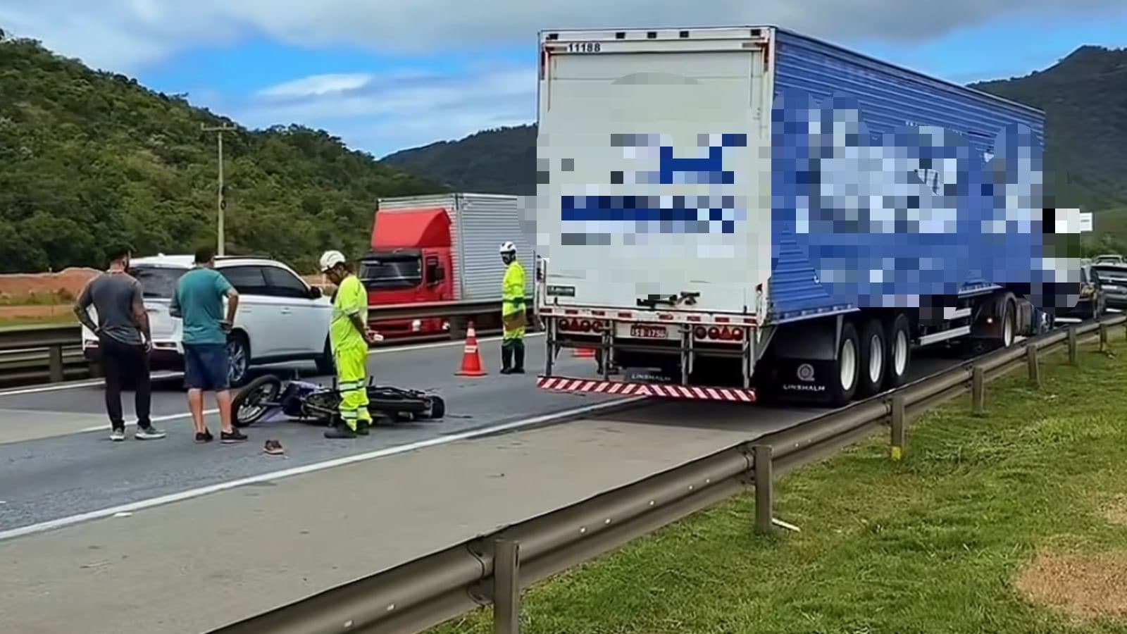 Motociclista morre em grave acidente com caminhão na BR-101 em Itajaí