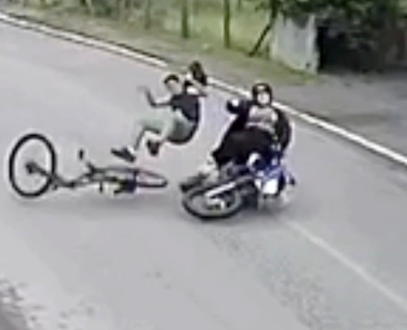 Motociclista é surpreendida, não consegue frear e atinge adolescente em bicicleta
