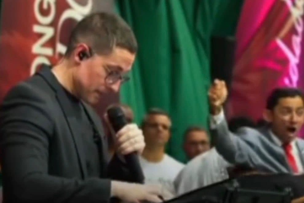 “Transformaram o altar em show”: homem interrompe culto em Camboriú e é retirado à força