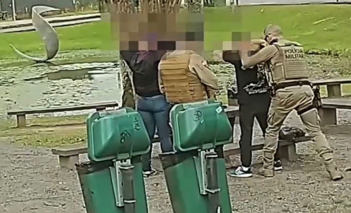 “Chega de maconheiro em pracinha”: casal é flagrado fumando e vai pagar R$ 1.518 em SC