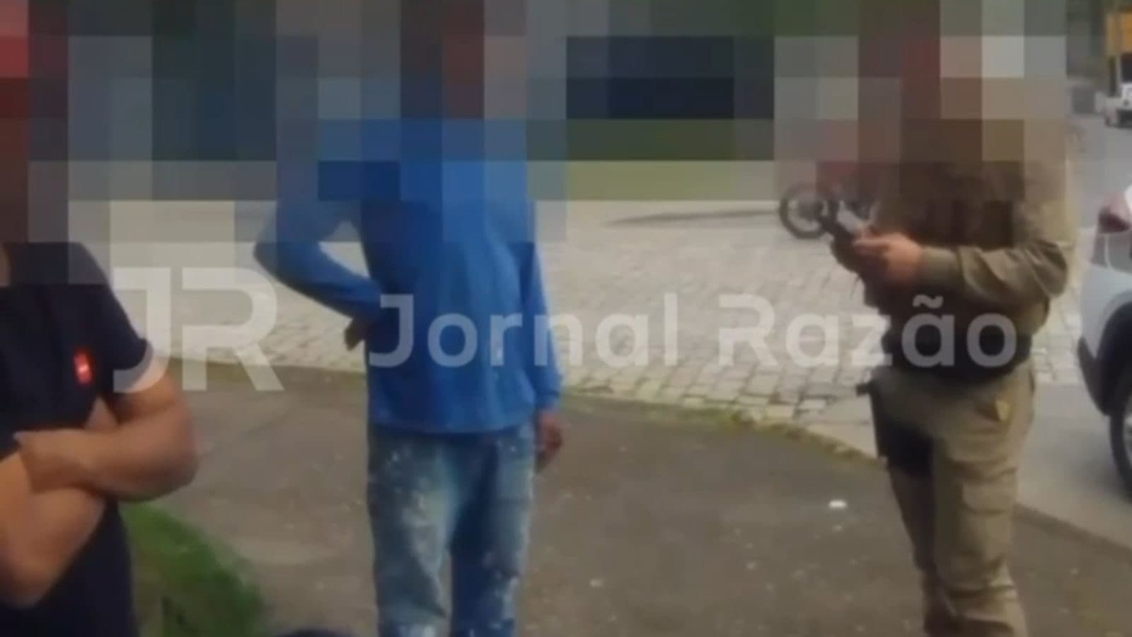 Maconheiro fica indignado ao ser multado em R$1.500,00 por fumar em pracinha de SC