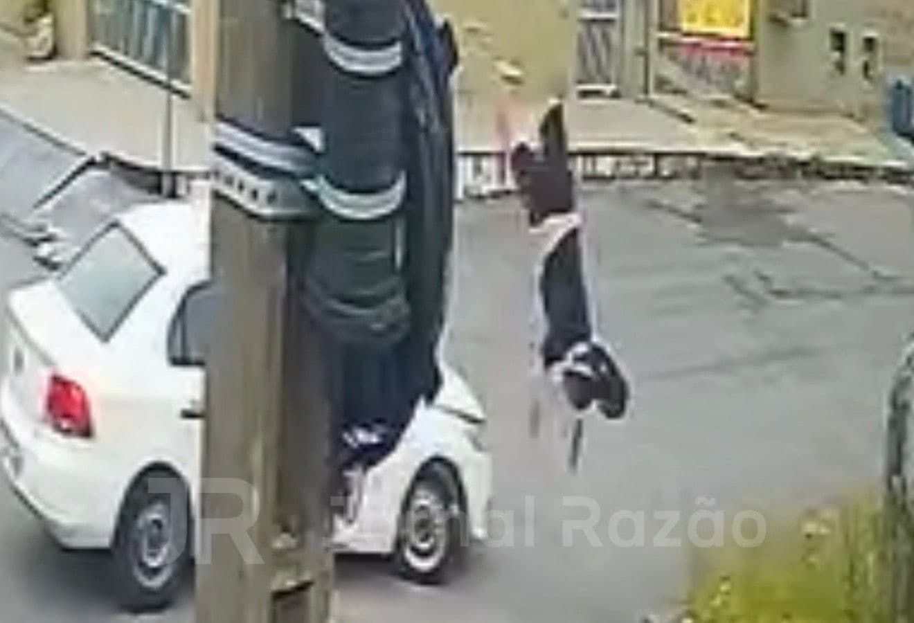 Câmeras registram momento em que moto e carro colidem no Mariscal, em Penha