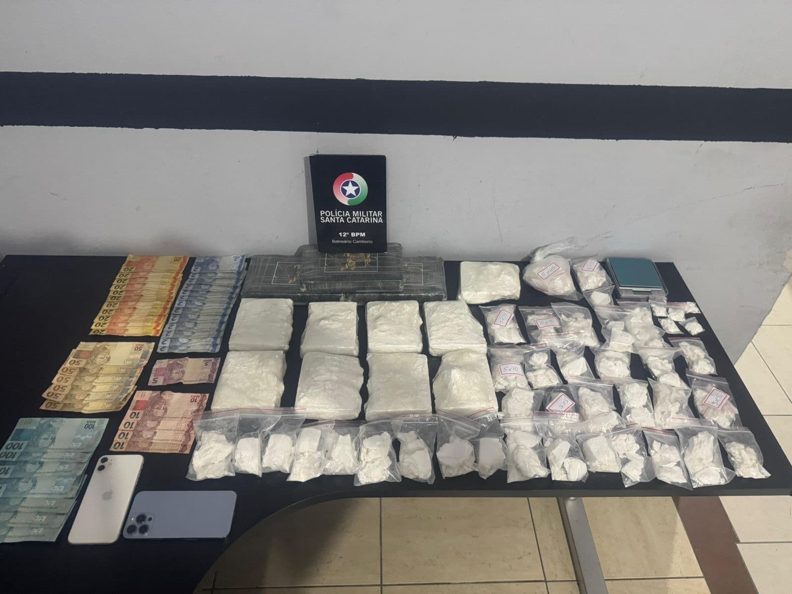 Casal é flagrado pela PM e preso com carga de cocaína em Camboriú