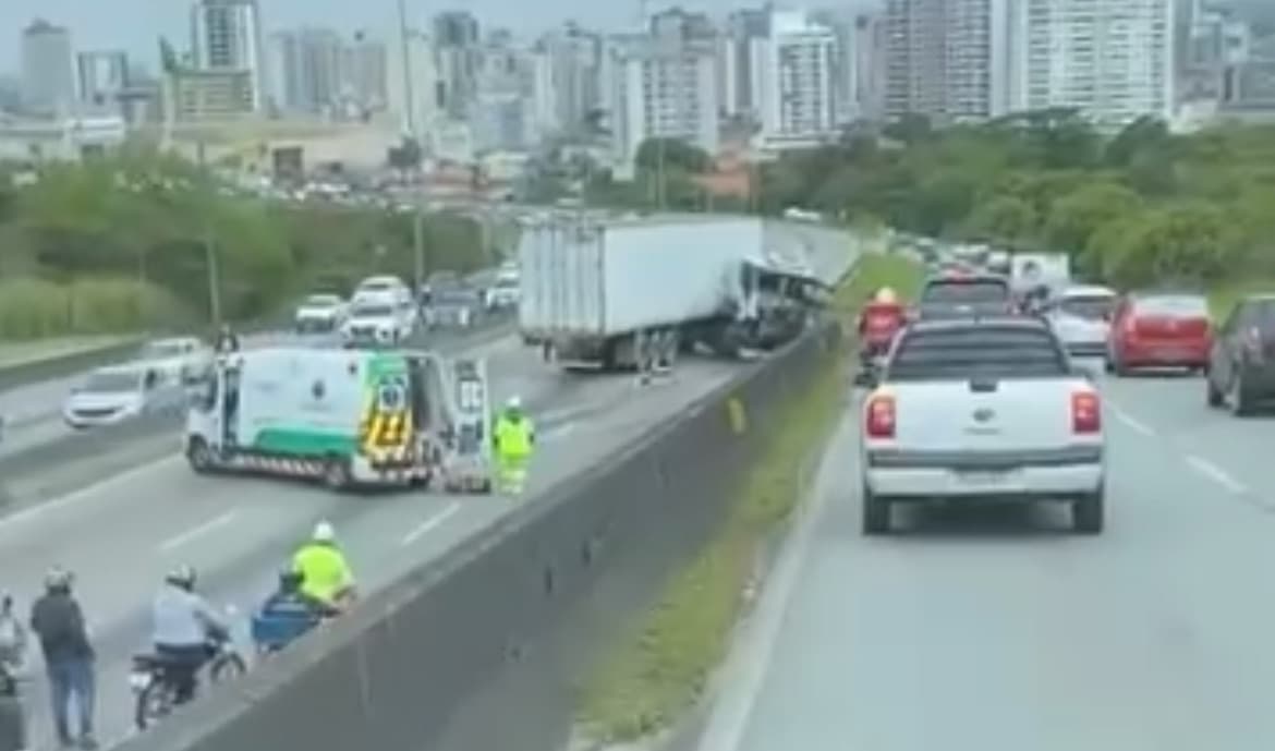 Carreta colide com mureta e bloqueia BR-101 em São José