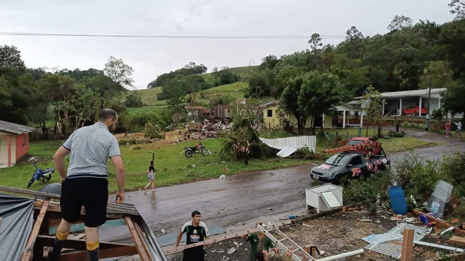 Ciclone extratropical começa a se deslocar para o alto-mar, mas ainda causa prejuízos em SC