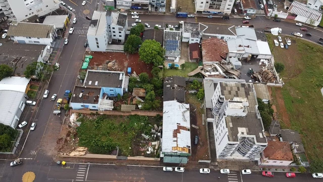 Vendaval destrói mais de 160 imóveis e deixa rastro de caos em cidade do Oeste catarinense