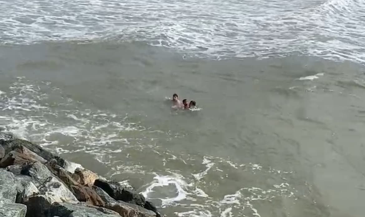 Policial militar entra no mar e salva menino de 11 anos de afogamento em BC; VEJA VÍDEO