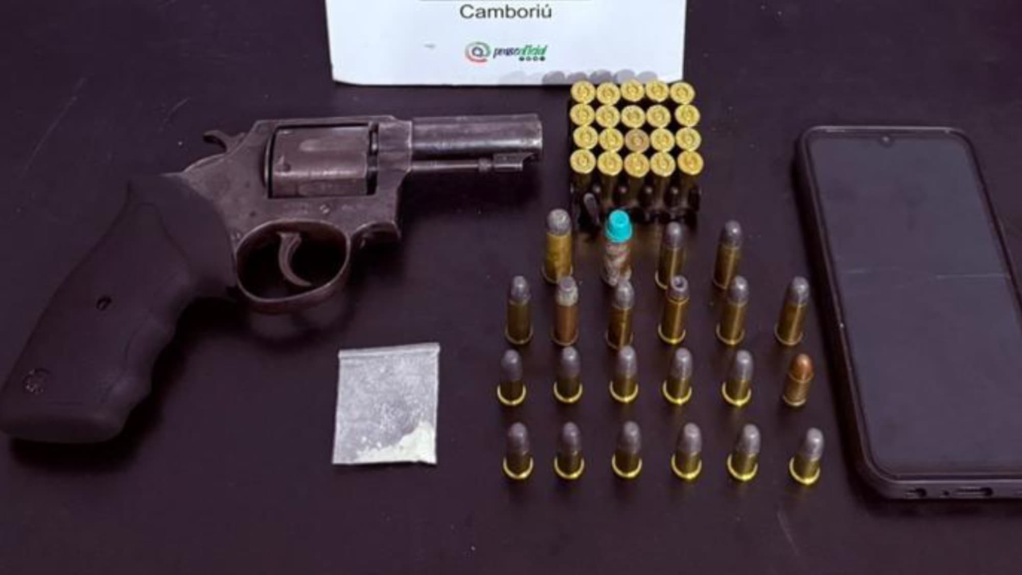 PM apreende arma, munições e drogas após disparos em via pública em Camboriú