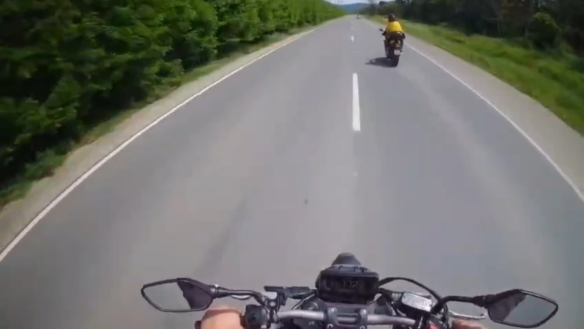 Câmera flagra queda violenta de moto na Transbeto, no Litoral de Santa Catarina