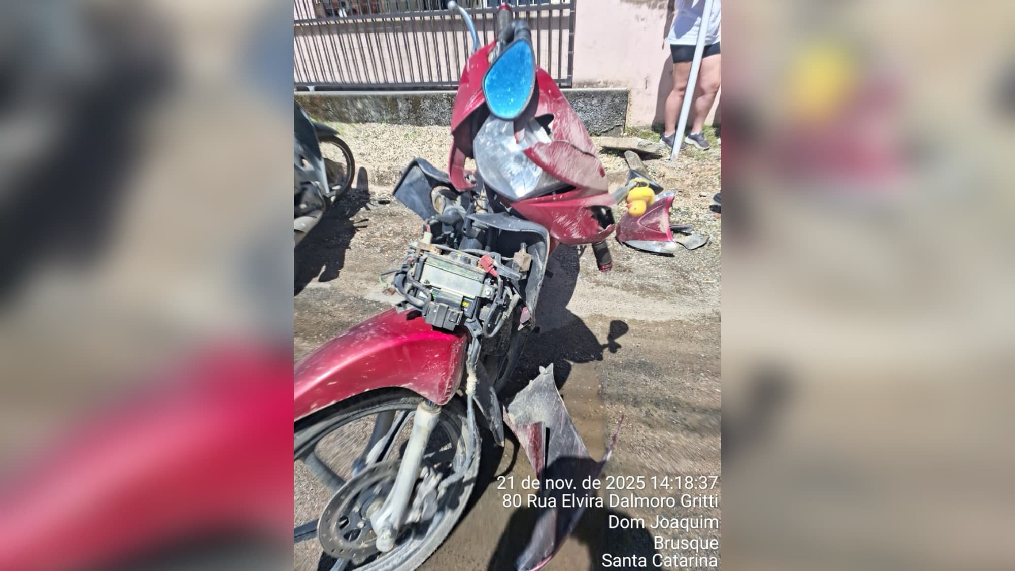 Acidente em Brusque termina com jovem caído no chão e equipes dos bombeiros mobilizadas