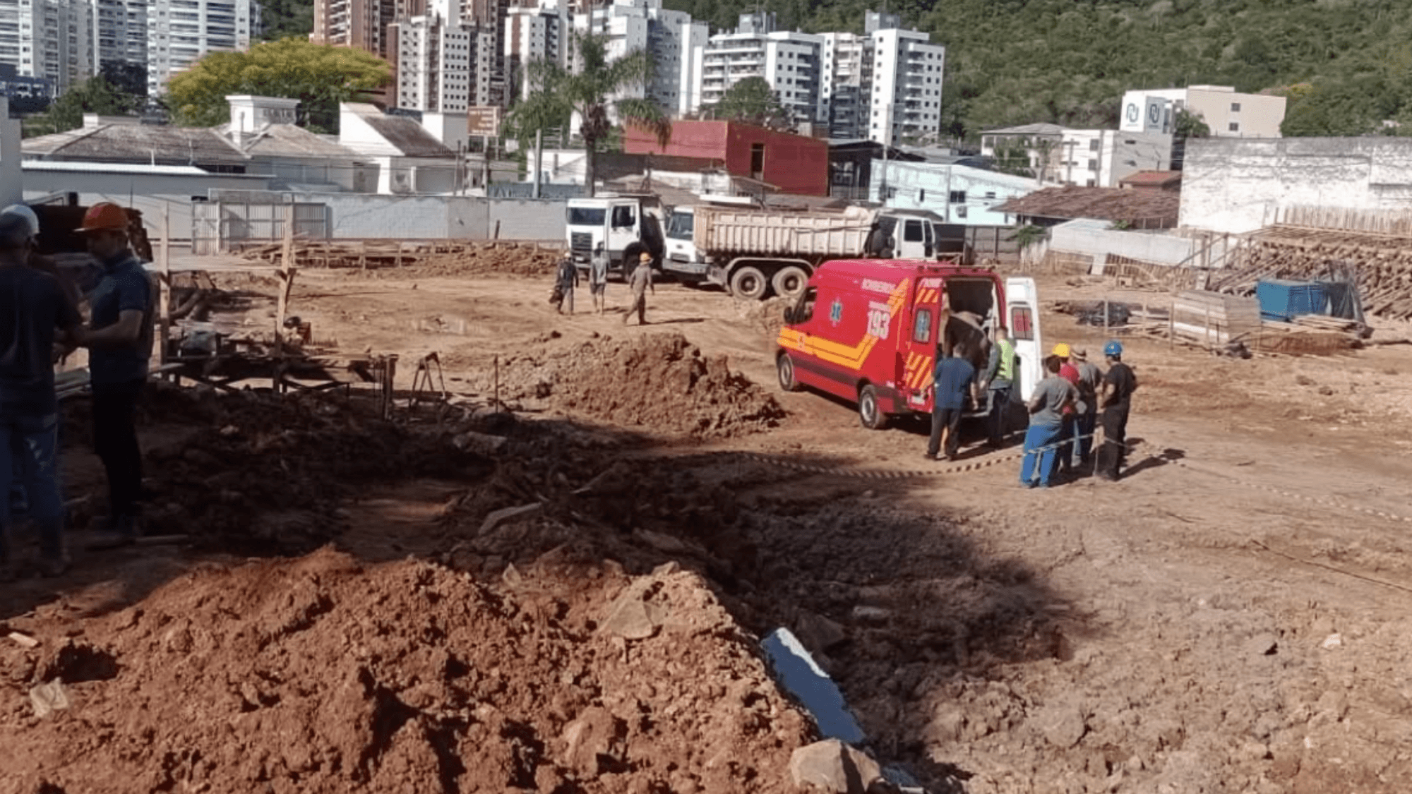Trabalhadores são soterrados após deslizamento durante obra em Florianópolis