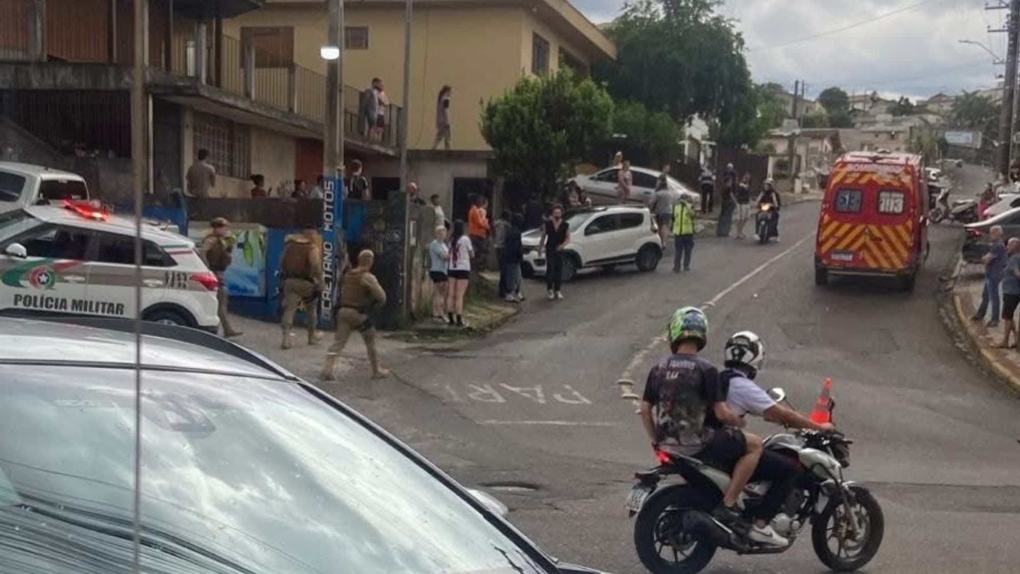 Homem é morto e outro fica ferido em ataque a tiros dentro de carro em SC