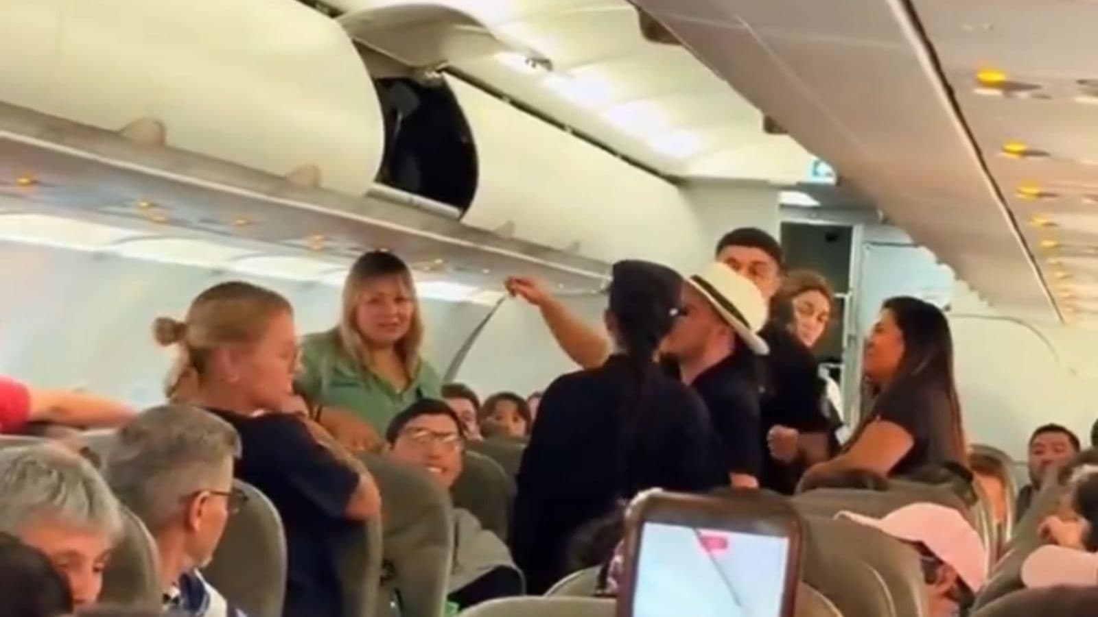 “Não vão descer pra SC”: turistas são expulsos de avião com destino a Florianópolis