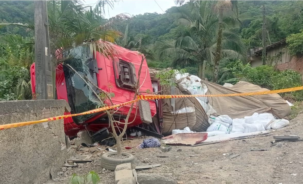 Caminhão tomba, atinge muro de residência e deixa duas pessoas feridas em Blumenau