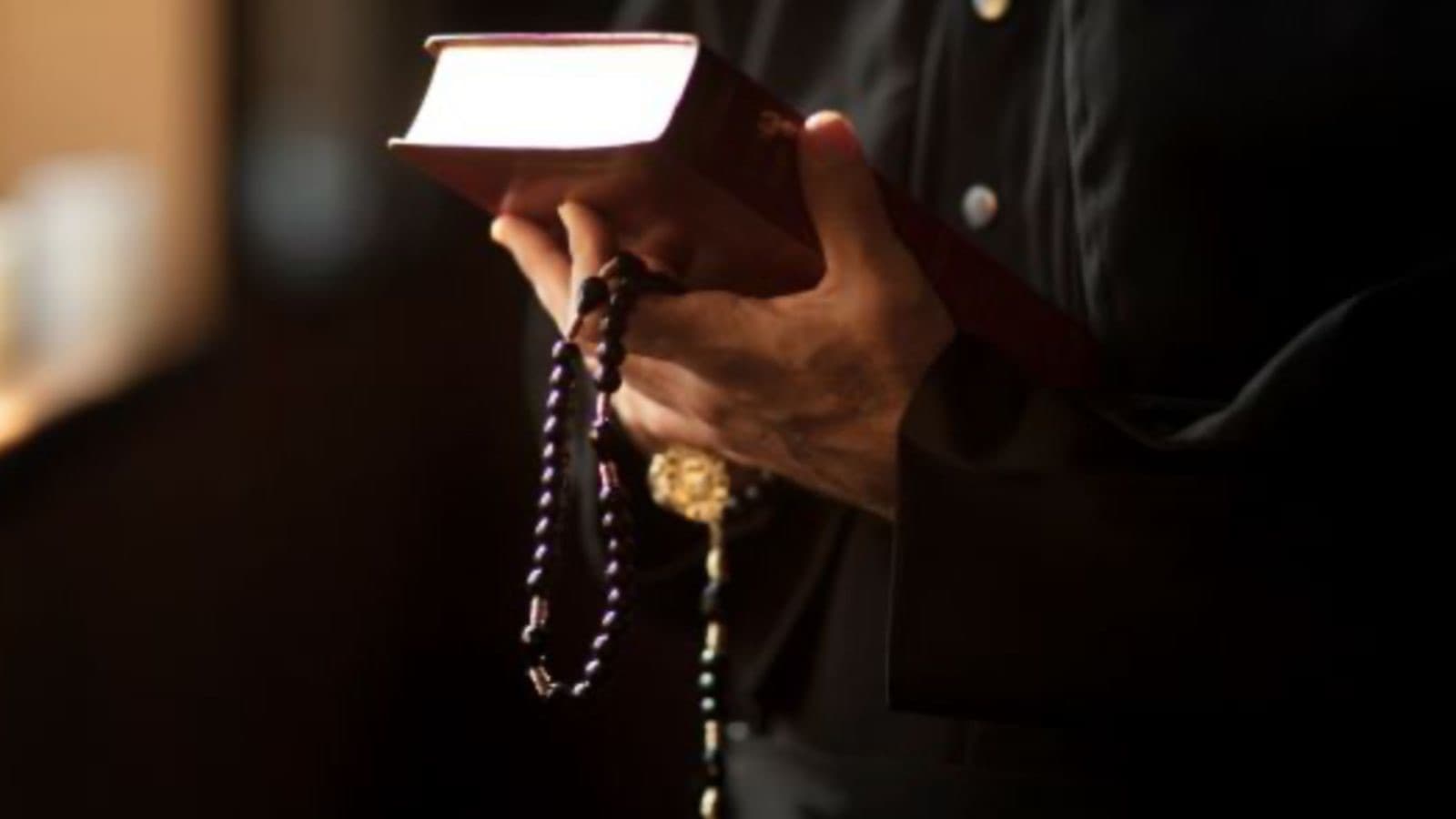 Padre é indiciado por importunação sexual após denúncia de jovem atendente de loja em SC