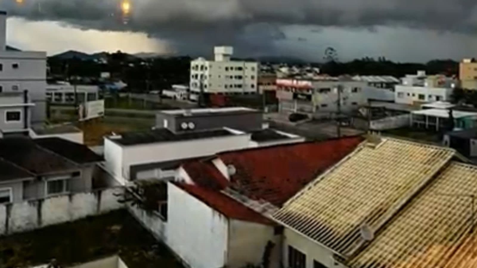 Shelf cloud avança, impressiona moradores e escurece o céu em Tijucas