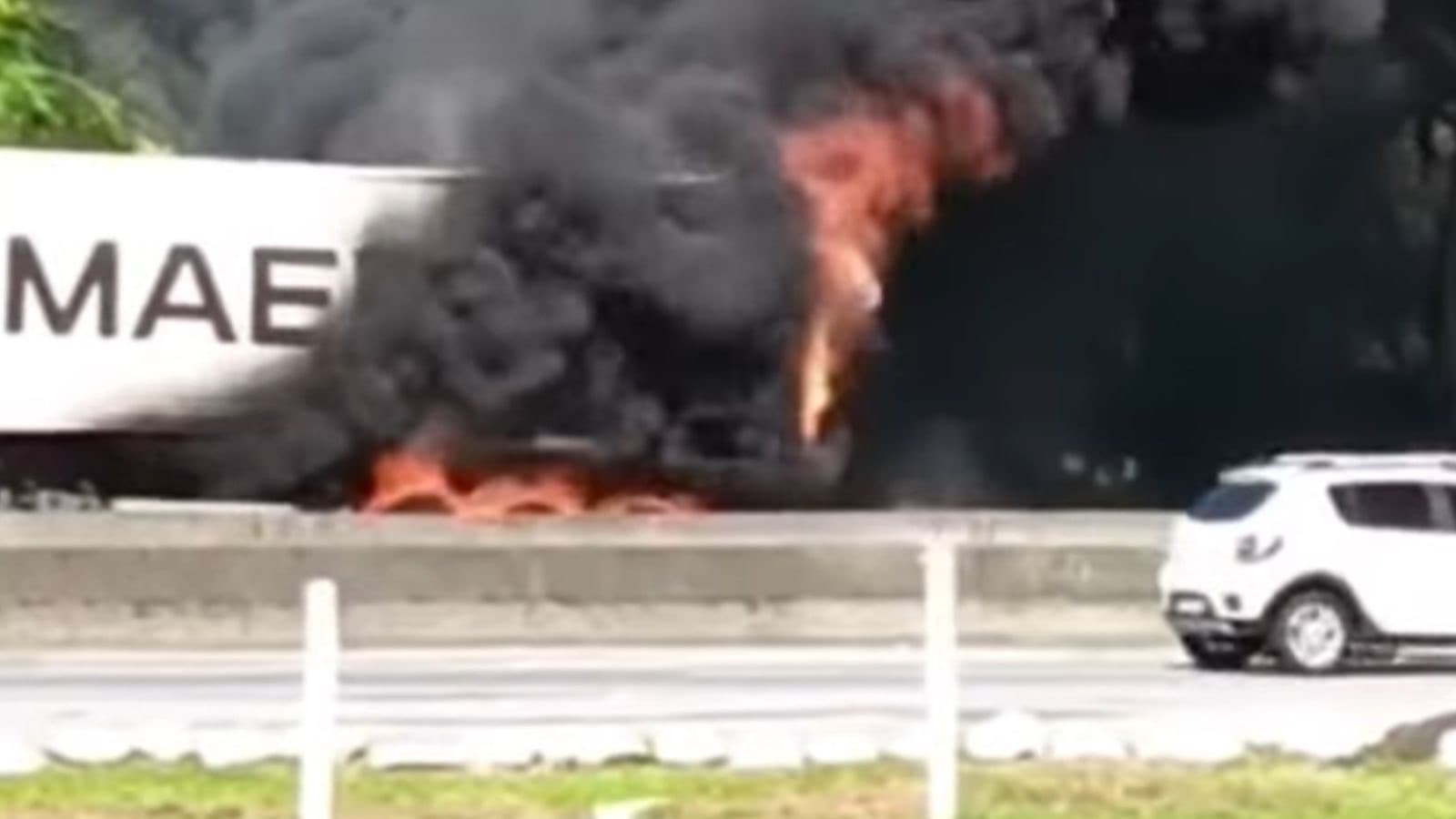 Carreta pega fogo e carga de carnes é saqueada na BR-101