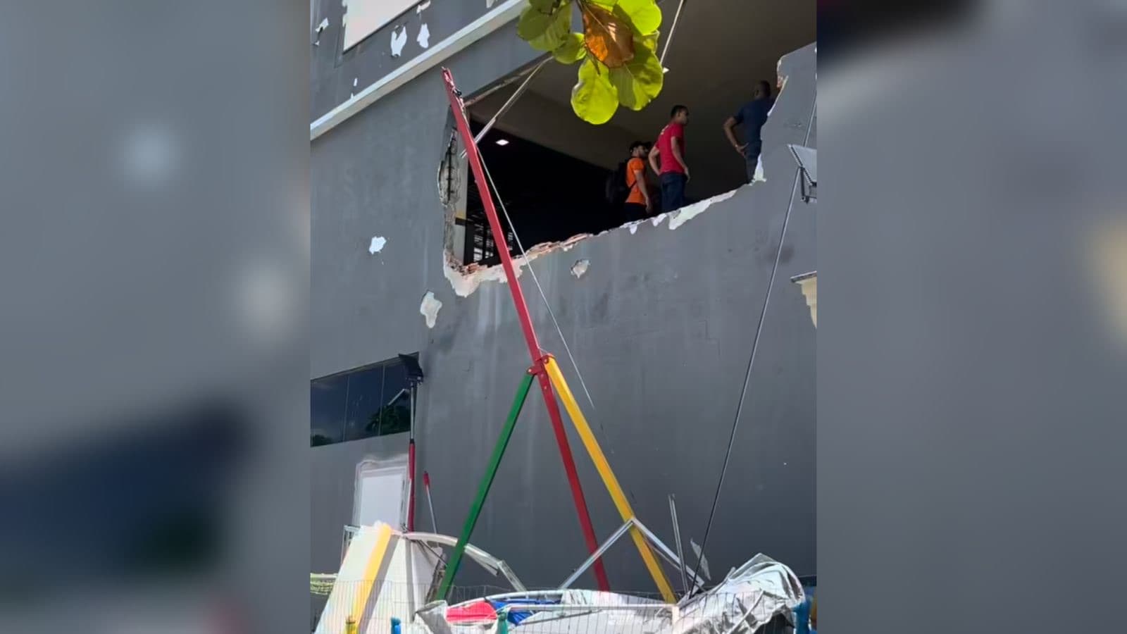 Carro derruba parede de supermercado em Itapema