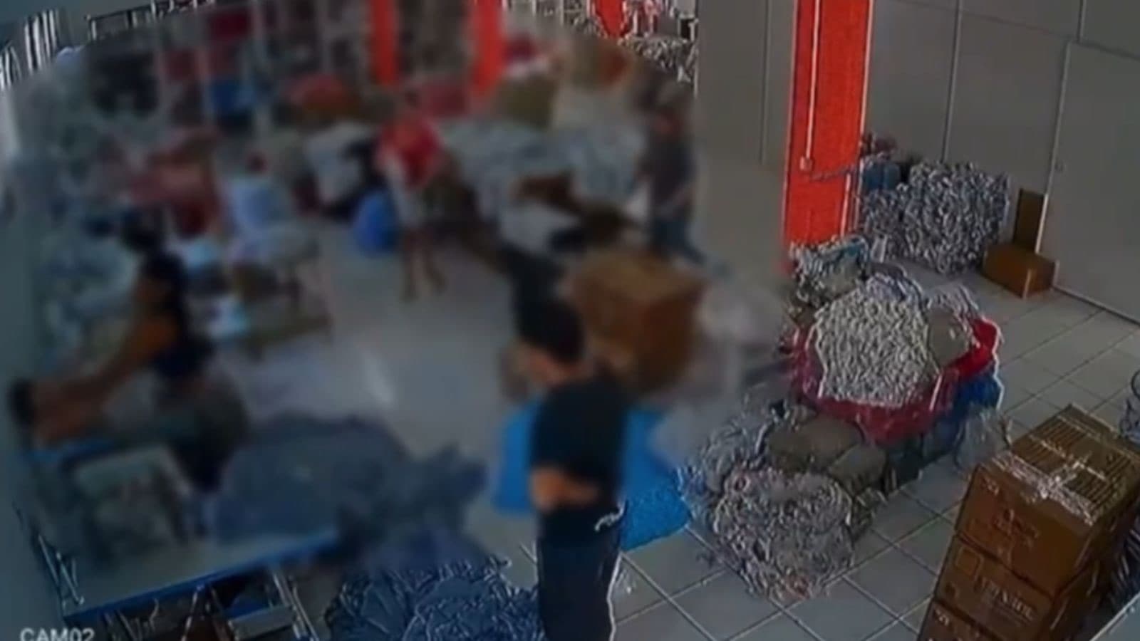 Mãe apanha da própria filha em frente aos colegas de trabalho em SC