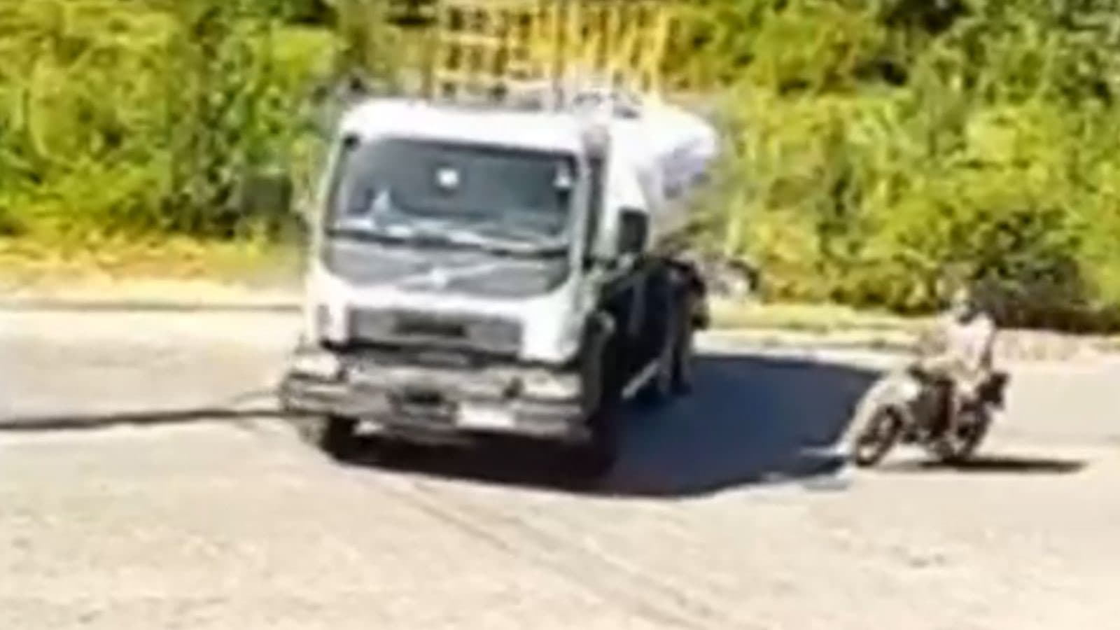 “Ia esmagar a cabeça”: câmeras flagram acidente entre moto e caminhão em Tijucas