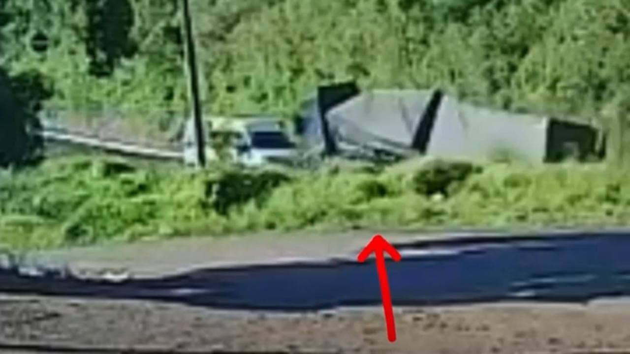 Casal morre na hora após carreta tombar sobre carros na BR-282 em SC