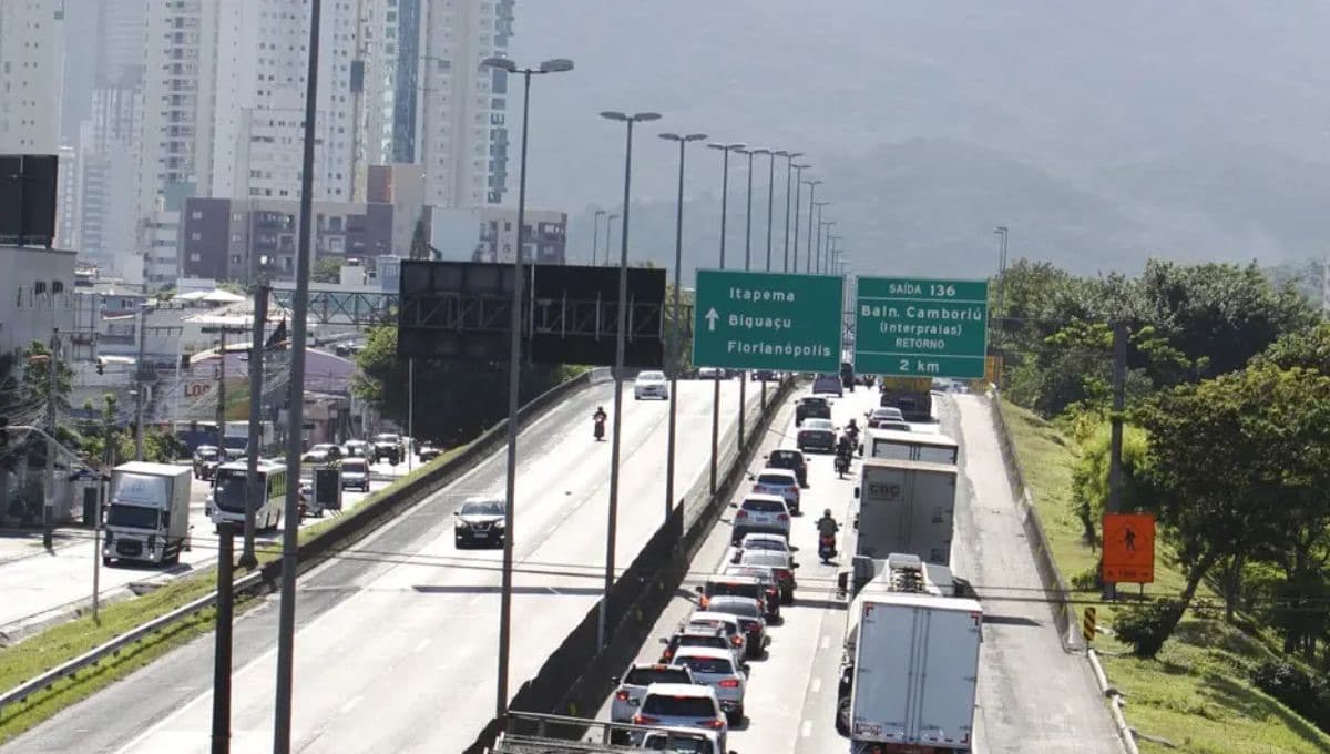 Fluxo pesado provoca filas e deixa trânsito lento na BR-101 em diferentes regiões de SC