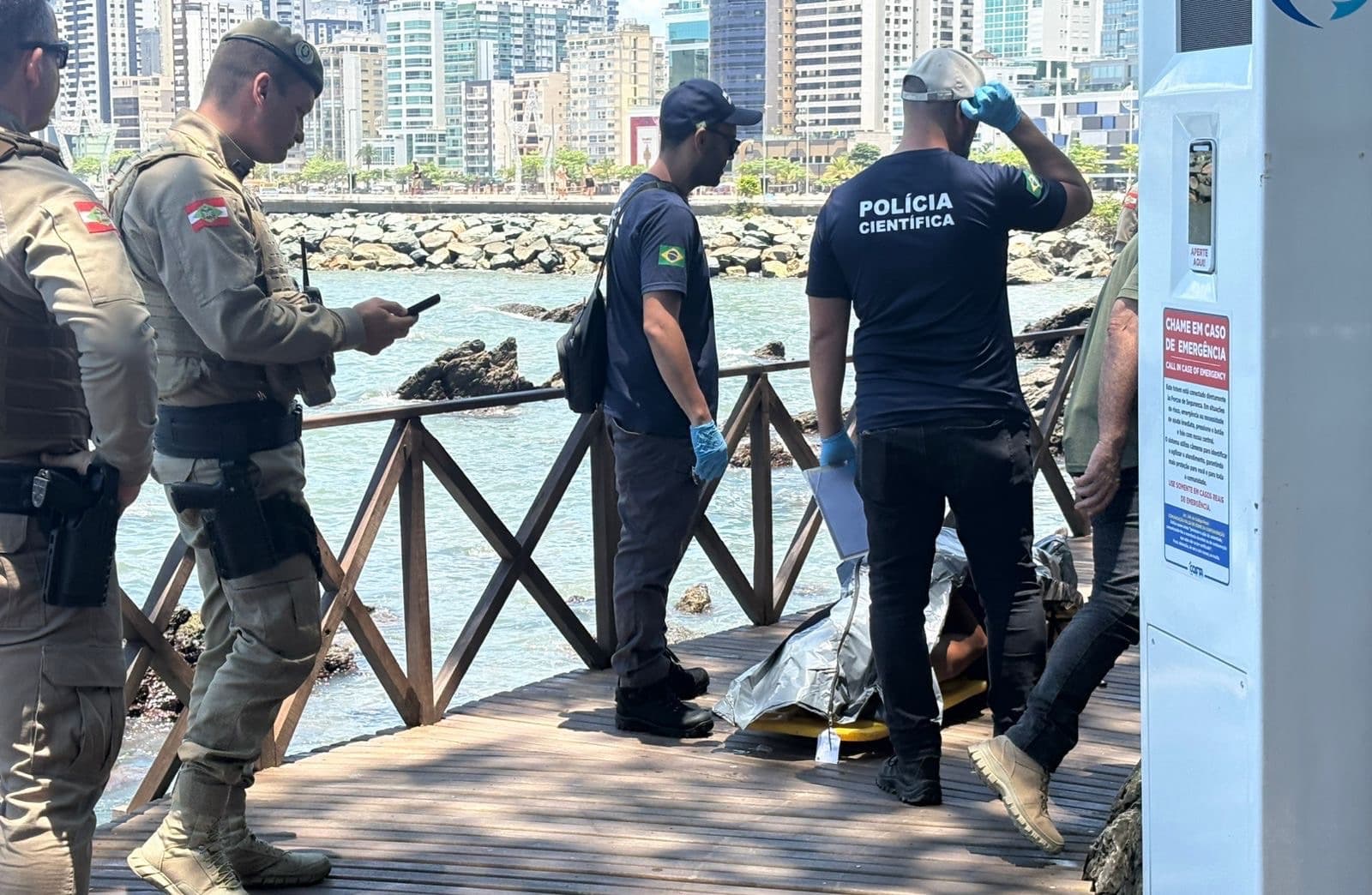 Morador de rua morre eletrocutado tentando furtar fiação no deck do Pontal Norte, em BC