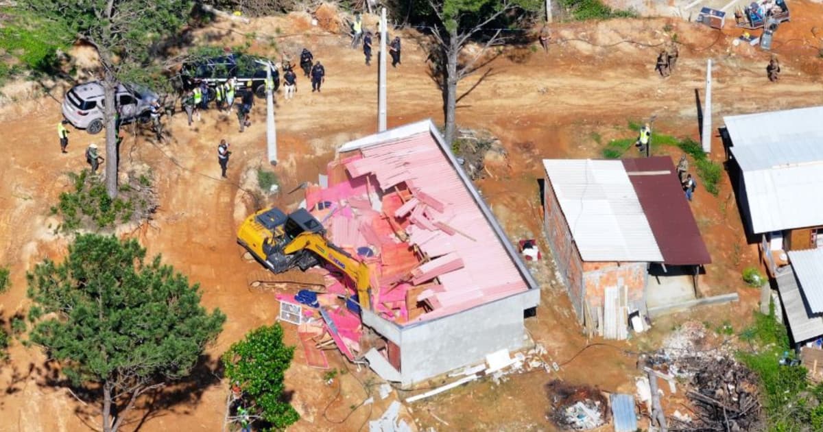 “Vai pro chão”: operação derruba 21 residências  ilegais em Florianópolis