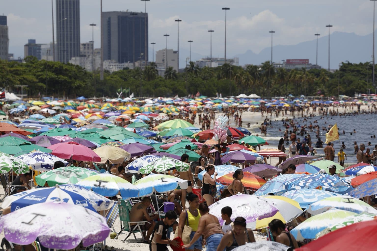 Exigir consumo para usar cadeiras na praia é proibido em SC: veja seus direitos