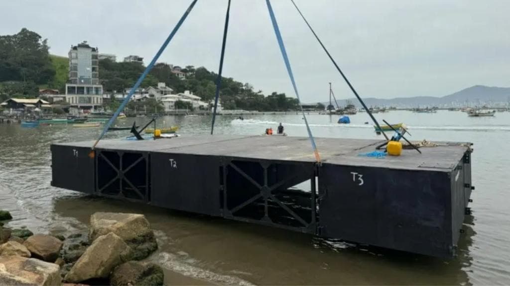 Itapema inicia montagem das balsas para show de fogos do Réveillon 2025