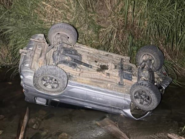 Veículo capota e despenca em rio após acidente na SC-110