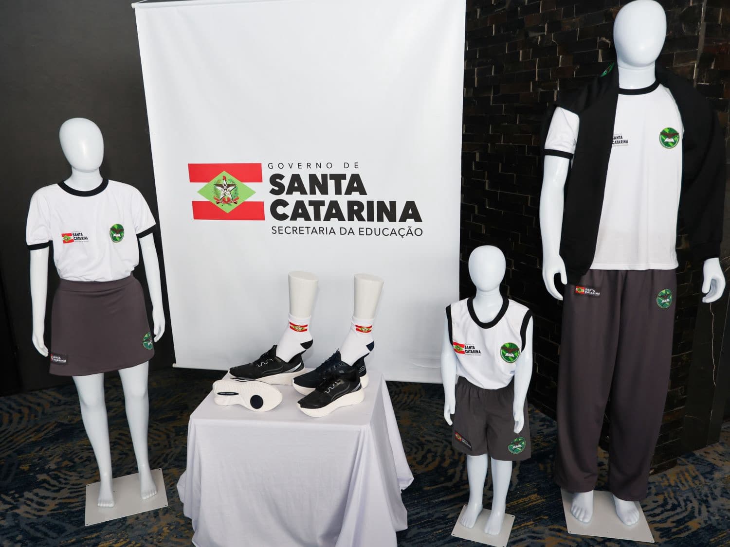 SC investe R$ 210 milhões para distribuir uniformes completos a todos os estudantes da rede estadual em 2026