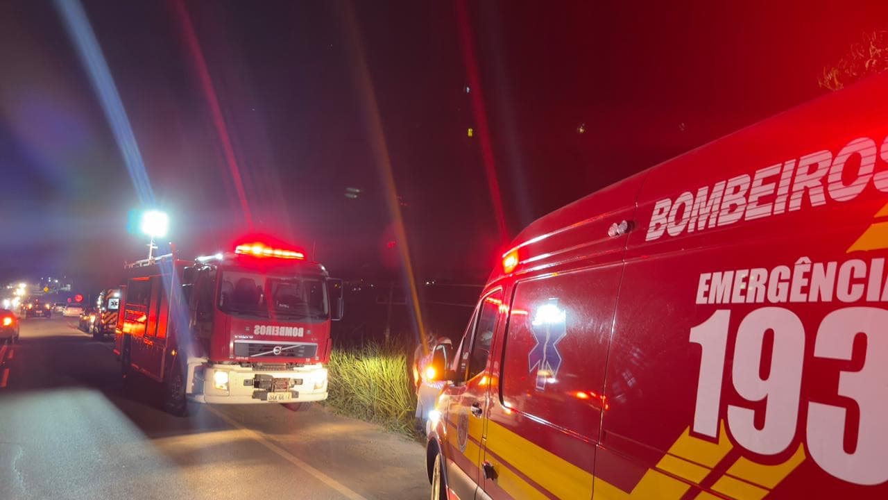 Ultrapassagem termina em capotamento de veículo na SC-410 em Tijucas