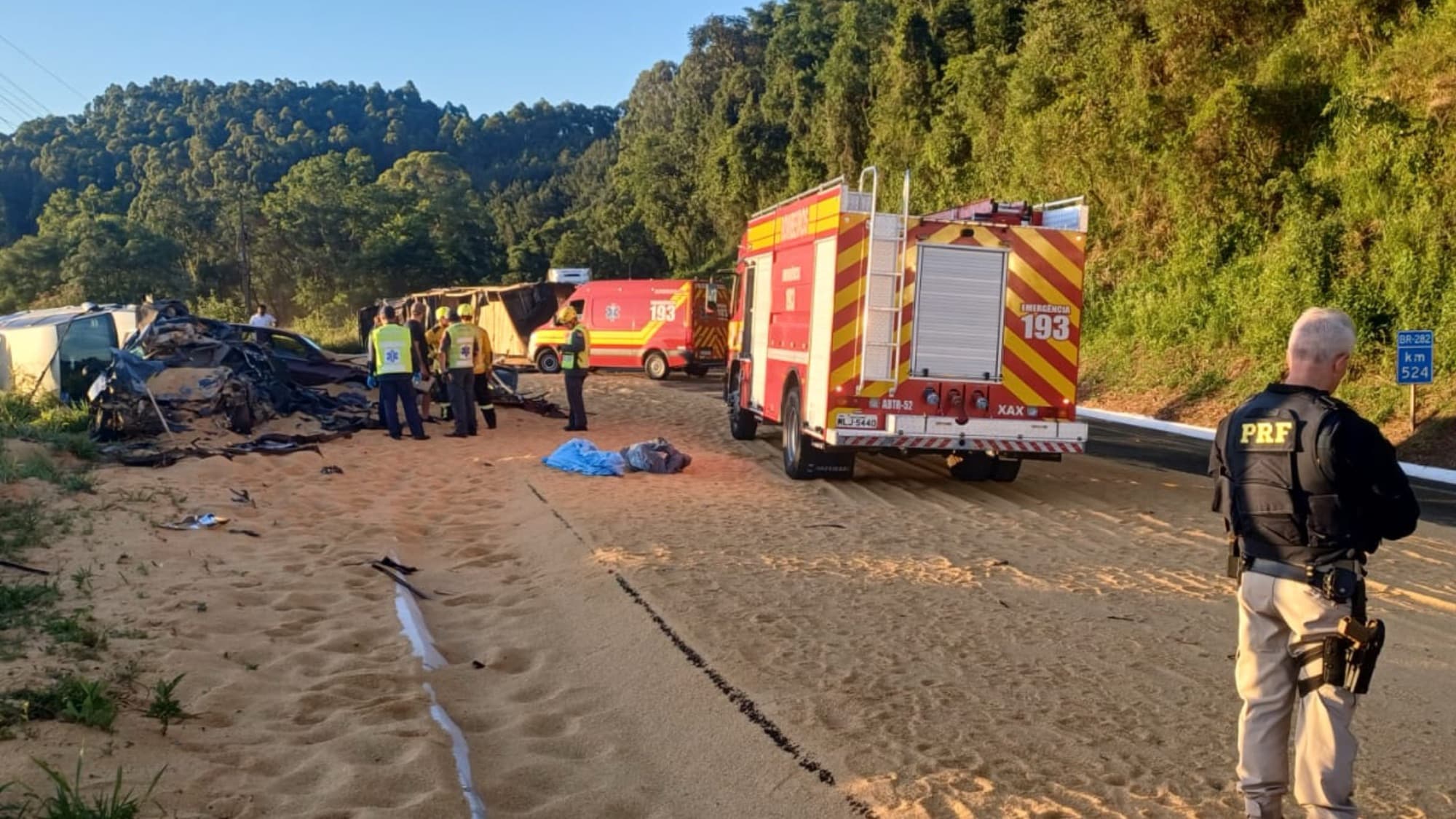 Grave acidente entre carreta e veículos mata duas pessoas na BR-282