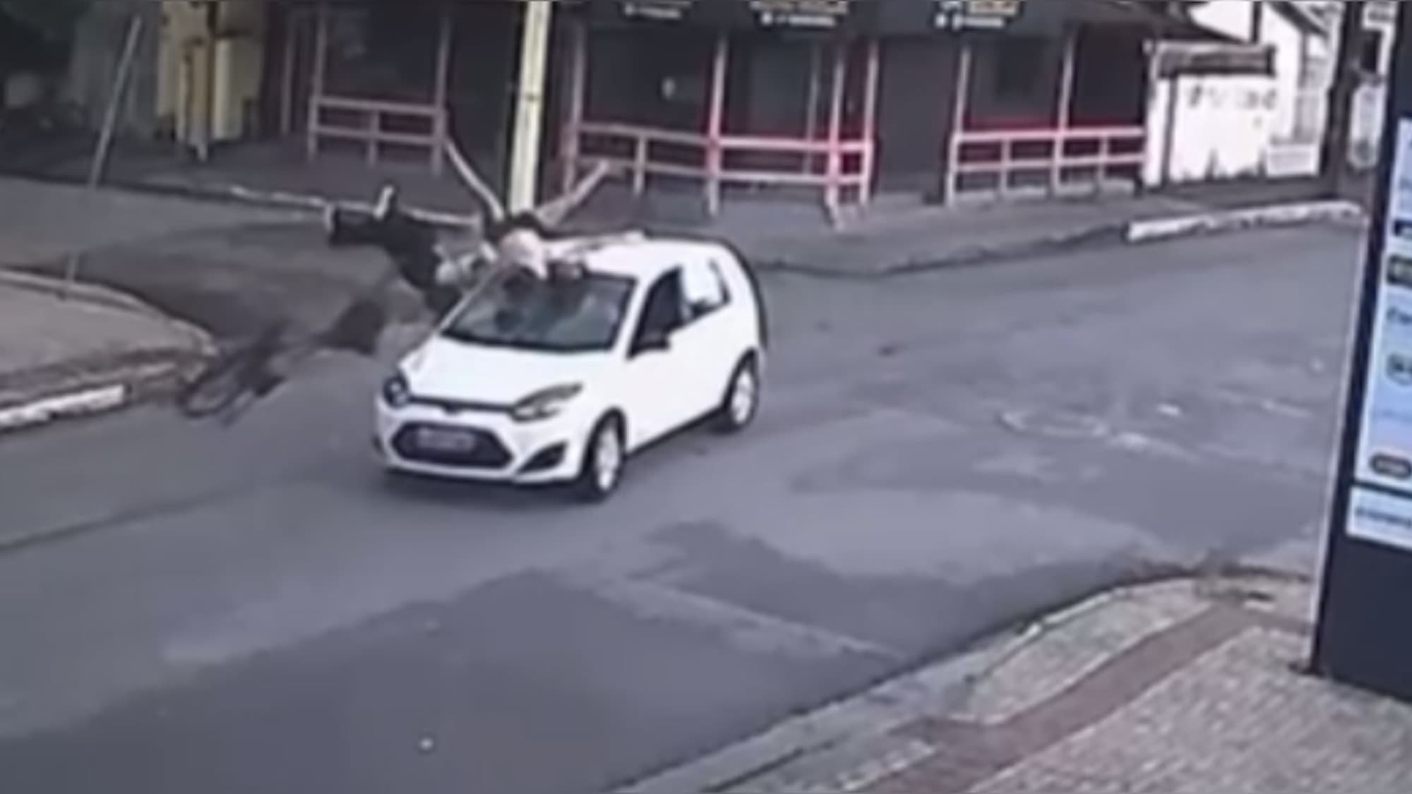 Motorista bêbado atropela adolescentes em Itajaí