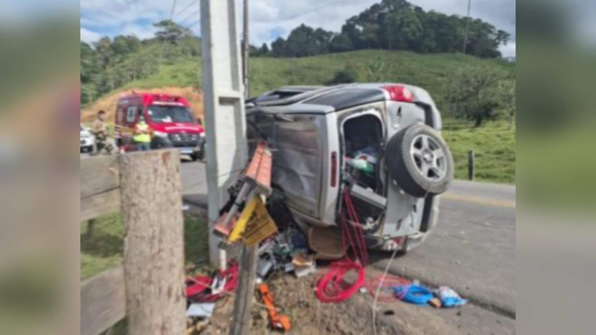 Carro bate em poste, motorista anda 1 km ferido para pedir socorro em Brusque