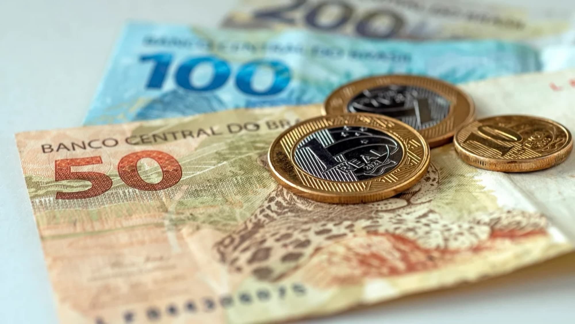 Trabalhadores receberão R$ 103 de aumento no salário mínimo em 2026
